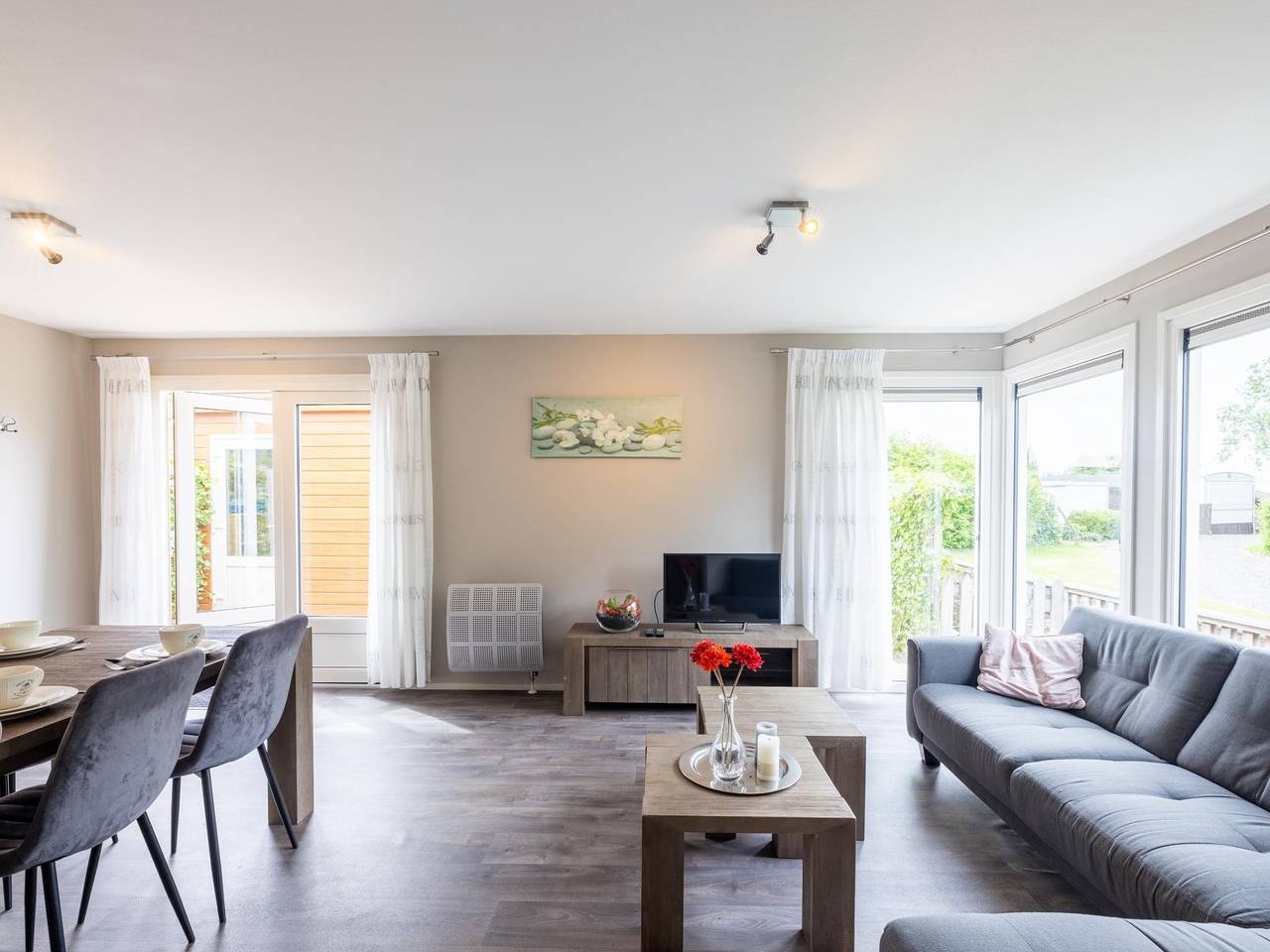 Spacious waterfront chalet including a sloop in Friesland