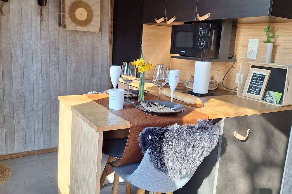 Stay for 2 in a cosy micro-lodge in the heart of nature, with private Jacuzzi. in Andenne, Namur (region)