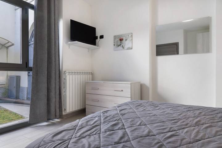 Entire apartment, Apartment 'Lni Ferrera' with Wi-Fi in Ferrera di Varese, Varese Province
