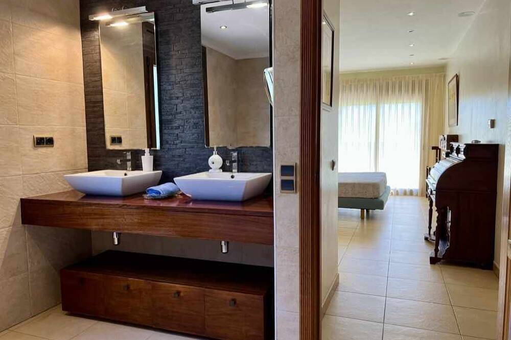 Luxushaus in Judibar mit Pool, Whirlpool, Terrassen mit Grill in Calonge, Costa Brava