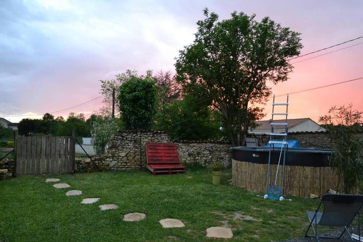 Location de vacances pour 12 personnes, avec jacuzzi ainsi que jardin et piscine, animaux acceptés à Burie