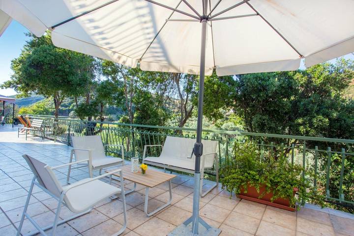 Ferienwohnung für 4 Personen, mit Balkon und Garten in Karystos