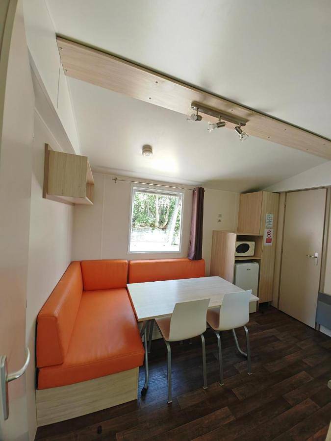 Location de vacances pour 7 personnes, avec piscine et jardin ainsi que jacuzzi et terrasse, animaux acceptés à Lanas - 2