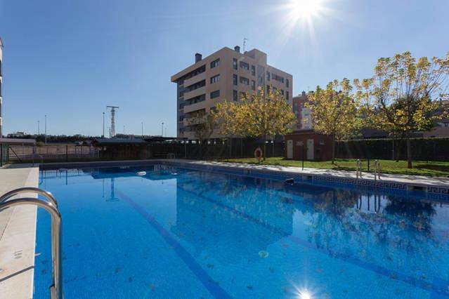 Apartamento para 4 personas, con vistas además de piscina y balcón en Logroño