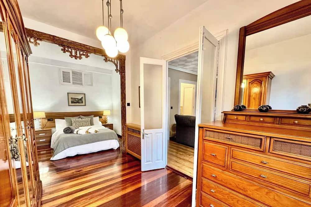 Entire apartment, 5-bedroom, 2 living areas, private terrace and parking, 5-minute walk to the harbor in Cudillero, Costa Verde (Spain)