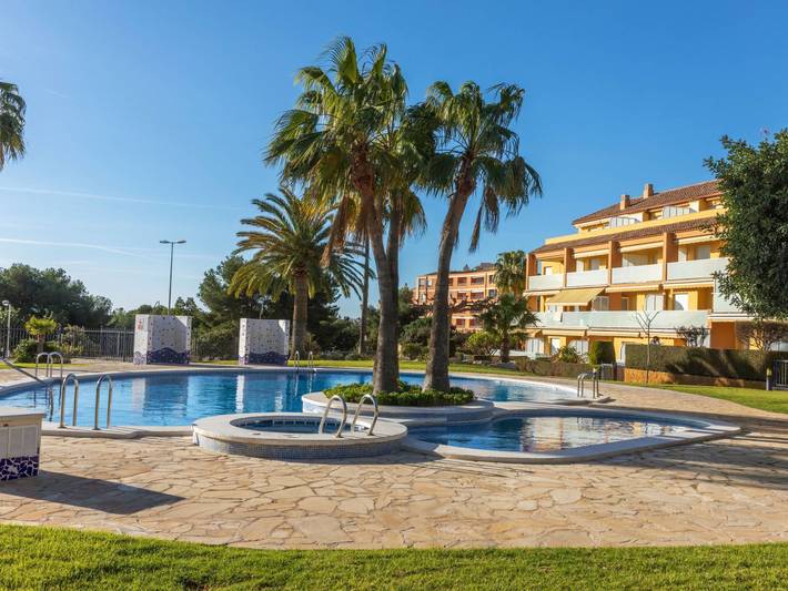 Location de vacances pour 4 personnes, avec jardin ainsi que bassin pour enfant et terrasse à Alcossebre
