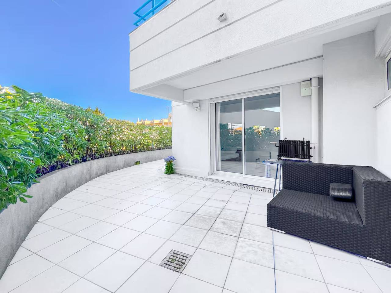 Ganze Wohnung, Grand Bleu: Meerblick, 3-Zimmer-Wohnung mit Garage in Antibes, Mittelmeerküste (Frankreich)