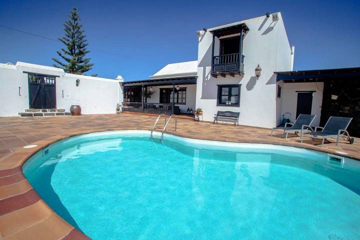 Casa rural para 4 personas, con piscina y vistas además de jardín y balcón en San Bartolomé - 2