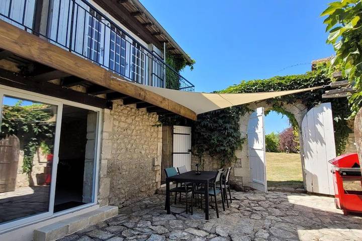 Location de vacances pour 4 personnes, avec jardin ainsi que vue et piscine à Saint-Martial-Viveyrol
