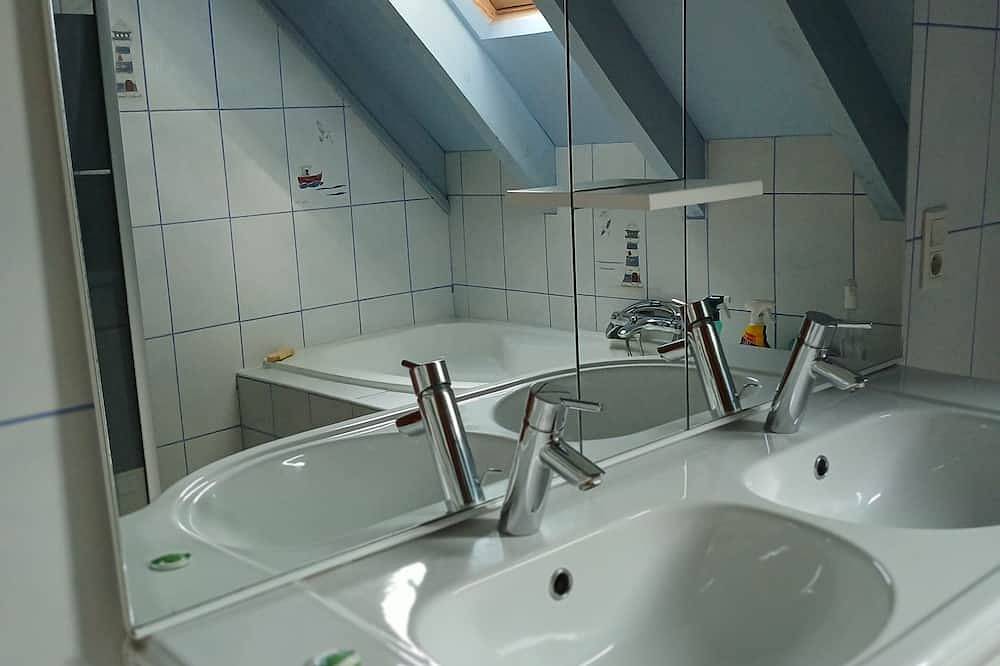 Country house with swimming pool. Pets welcome. Natural setting. in Salvagnac-Cajarc, Macizo Central