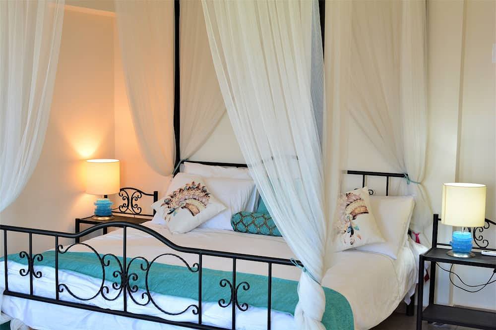 Villa with large private pool, Bar and Gardens. Sleeps up to 14 adults . in Fethiye, Muğla Province