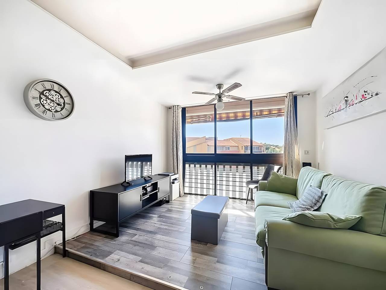 Ganzes Studio, Appartement „Le Balcon Des Arènes“: Bergblick, Gemeinschaftspool und Wlan in Frejus, Mittelmeerküste (Frankreich)