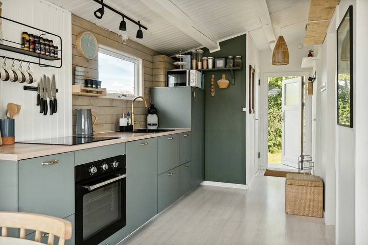 Ferieudlejning for 6 personer, med terrasse i Enø