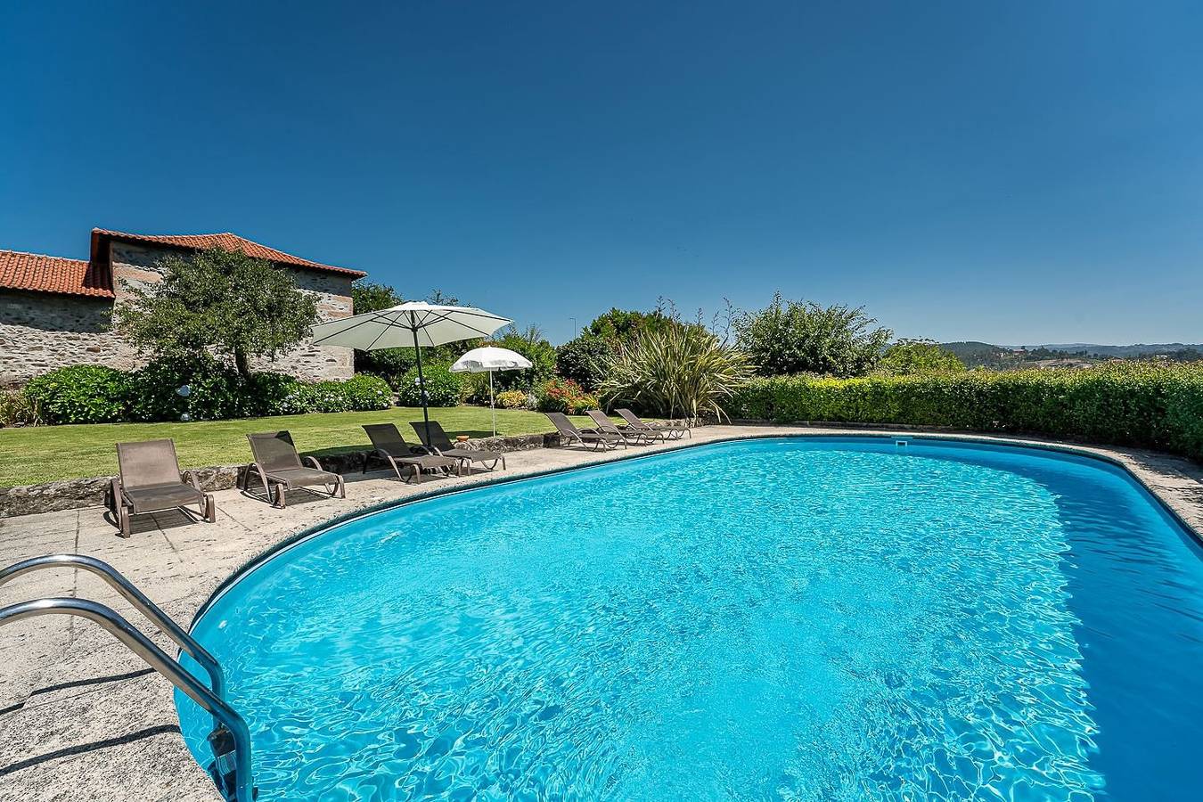 Heritage Farmhouse with Shared Pool in Alvite e Passos, Distrito de Braga