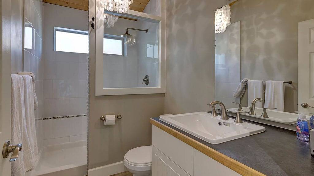 Private, von der Westküste inspirierte Hütte im Wald in Sunshine Coast Regional District