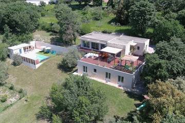 Location de vacances pour 10 personnes, avec jardin à Barjac