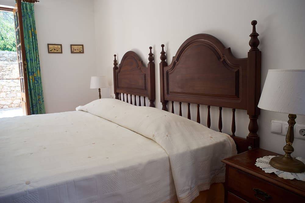 3 Bedroom Villa minutes from the beaches and golf courses of Alvor in Alvor, Faro District