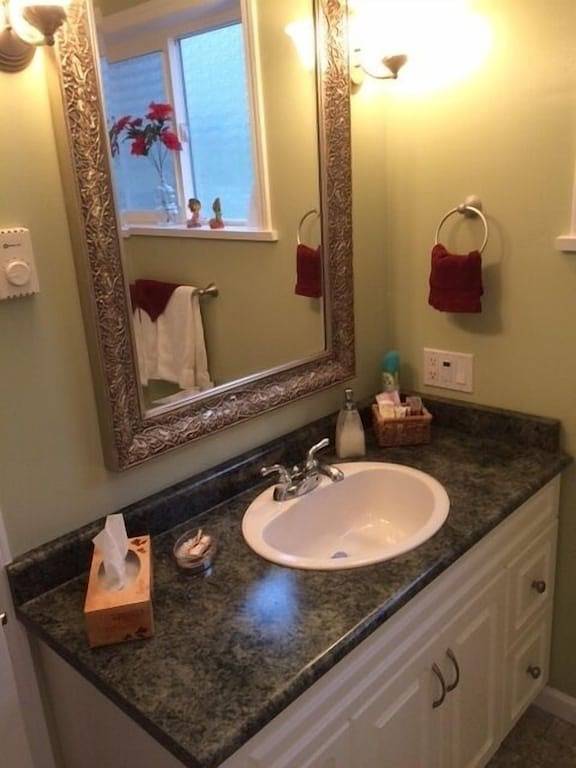 Sechelt Oceanfront Suiten in Sechelt, Sunshine Coast Regional District