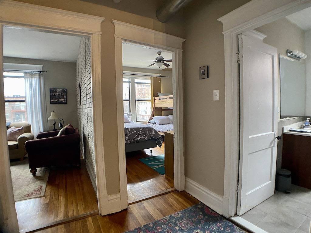 Ganze Wohnung, Family-friendly suite with King+Queen beds-Steps to Metrolink Off-Street Parking in St. Louis, Missouri