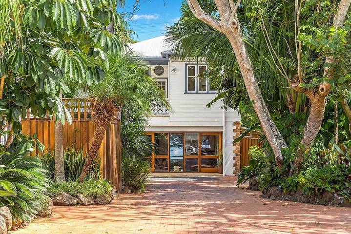 Holiday home for 14 people, with balcony and garden in Byron Bay