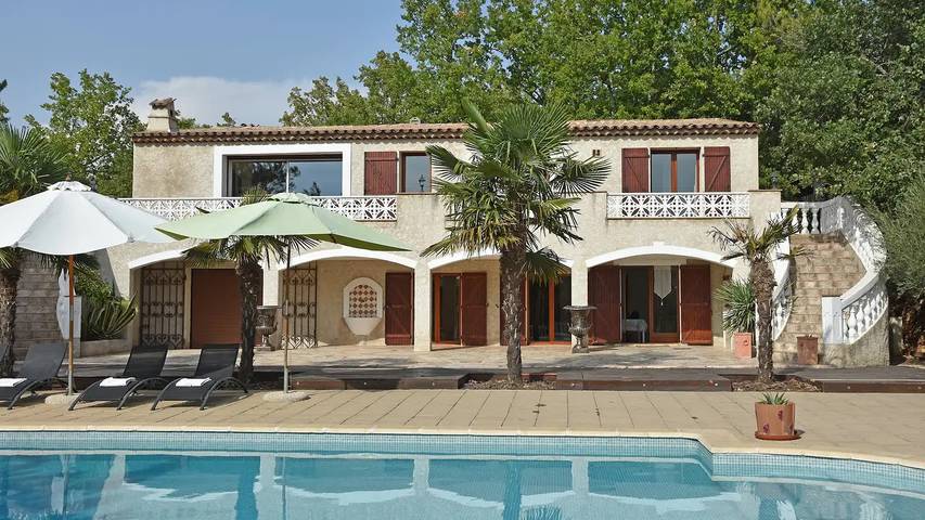 Location de vacances pour 13 personnes, avec jardin et piscine à Saint-Paul-en-Forêt