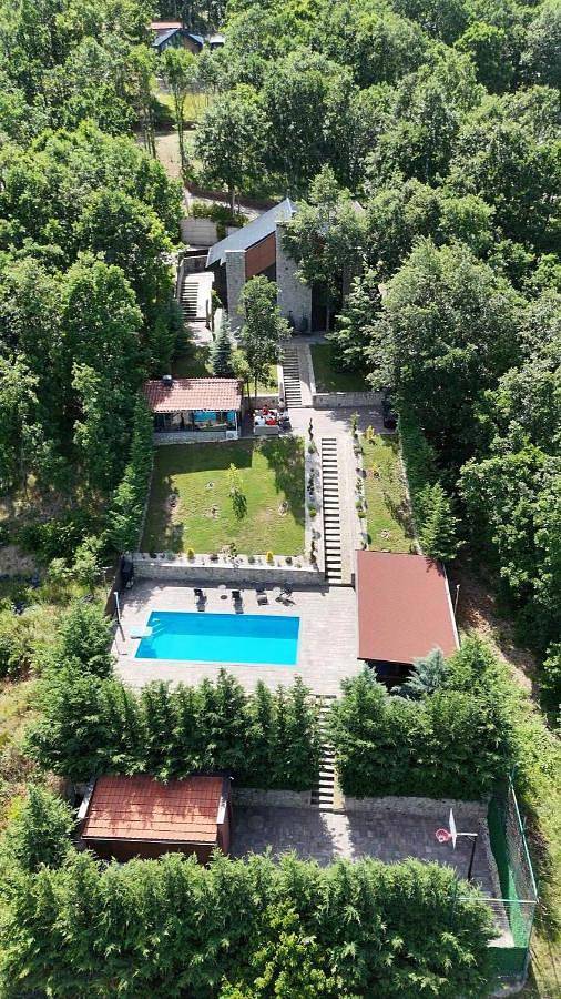 Villa für 7 Personen, mit Balkon und Whirlpool sowie Terrasse und Garten in Kosovo