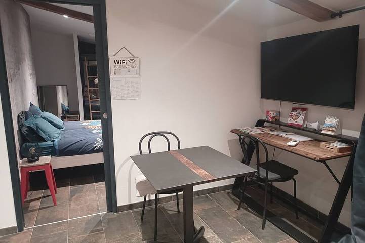 Gîte 4 personnes, climatisé, piscine, 30mn Puy du Fou, en famille ou entre amis. in Chantonnay, Région de La Roche-sur-Yon