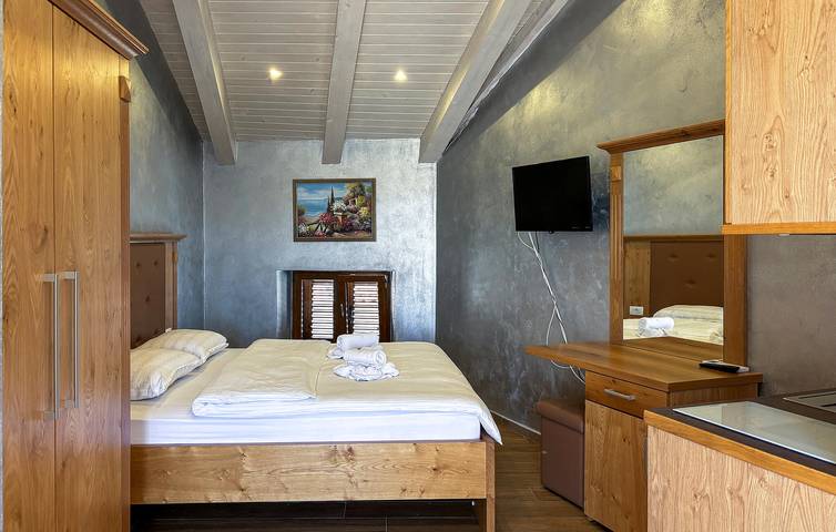 Appartement de vacances entier, Appartement confortable avec vue sur la mer : Wi-Fi, climatisation, terrasse et à 500 m de la plage in Umag, Région d'Umag
