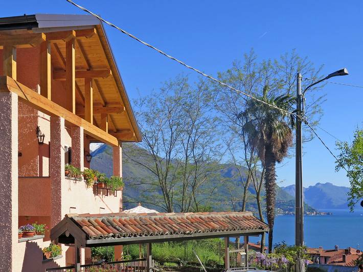 Ferienwohnung für 4 Personen, mit Balkon und Terrasse sowie Garten und Seeblick in Comune di San Siro