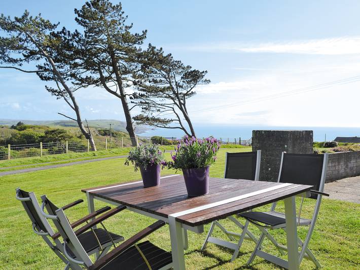 Log cabin for 4 people, with garden in Aberystwyth