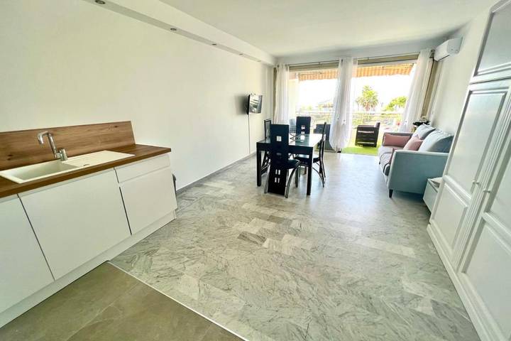 Gîte pour 2 personnes, avec terrasse dans Office De Tourisme De Golf Juan - 4