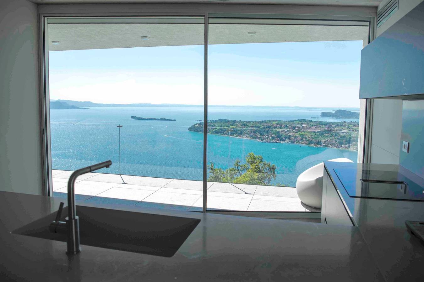 Villa 'Infinity' con vista lago, Wi-Fi e aria condizionata in Salò, Prealpi Gardesane