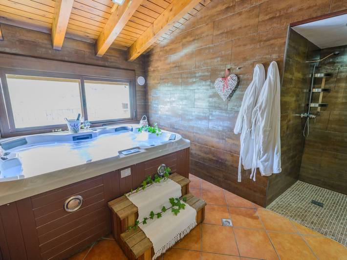 Casa rural para 4 personas, con terraza y piscina, Se admiten mascotas en Laroya