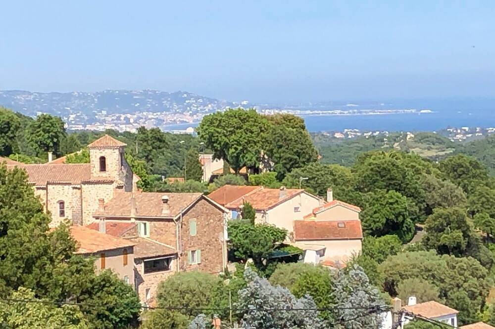 Villa with large terrace overlooking the bay of Cannes and the Esterel mountains in Les Adrets-de-l'Estérel, Massif de l'Esterel
