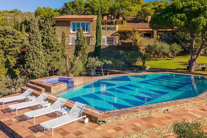 Villa for 16 people, with terrace and garden in Cadaques