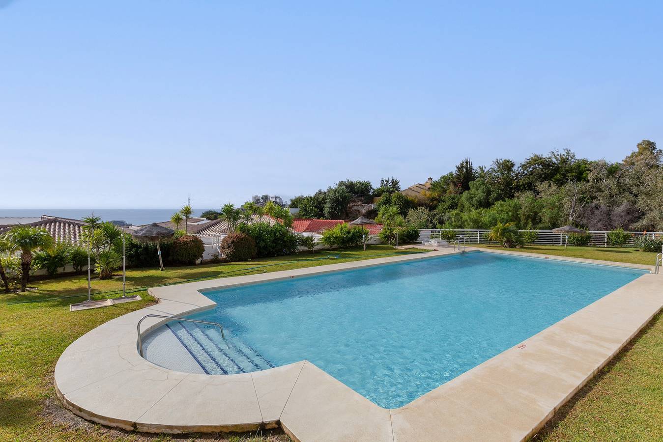 Appartement entier, Bel appartement avec terrasse ensoleillée, piscine et vue sur mer in Benalmadena Pueblo, Benalmádena