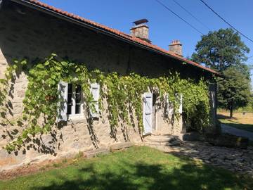 Gîte pour 4 personnes, avec jacuzzi ainsi que terrasse et jardin dans le Cantal
