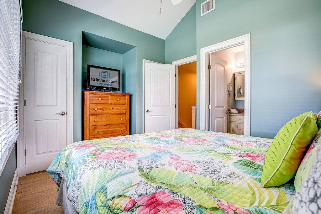 Manatee Bay: Escape to this 2Br Duck Key Villa, Private Patio, Dip Pool & Easy Access to Marathon in Duck Key, Monroe County