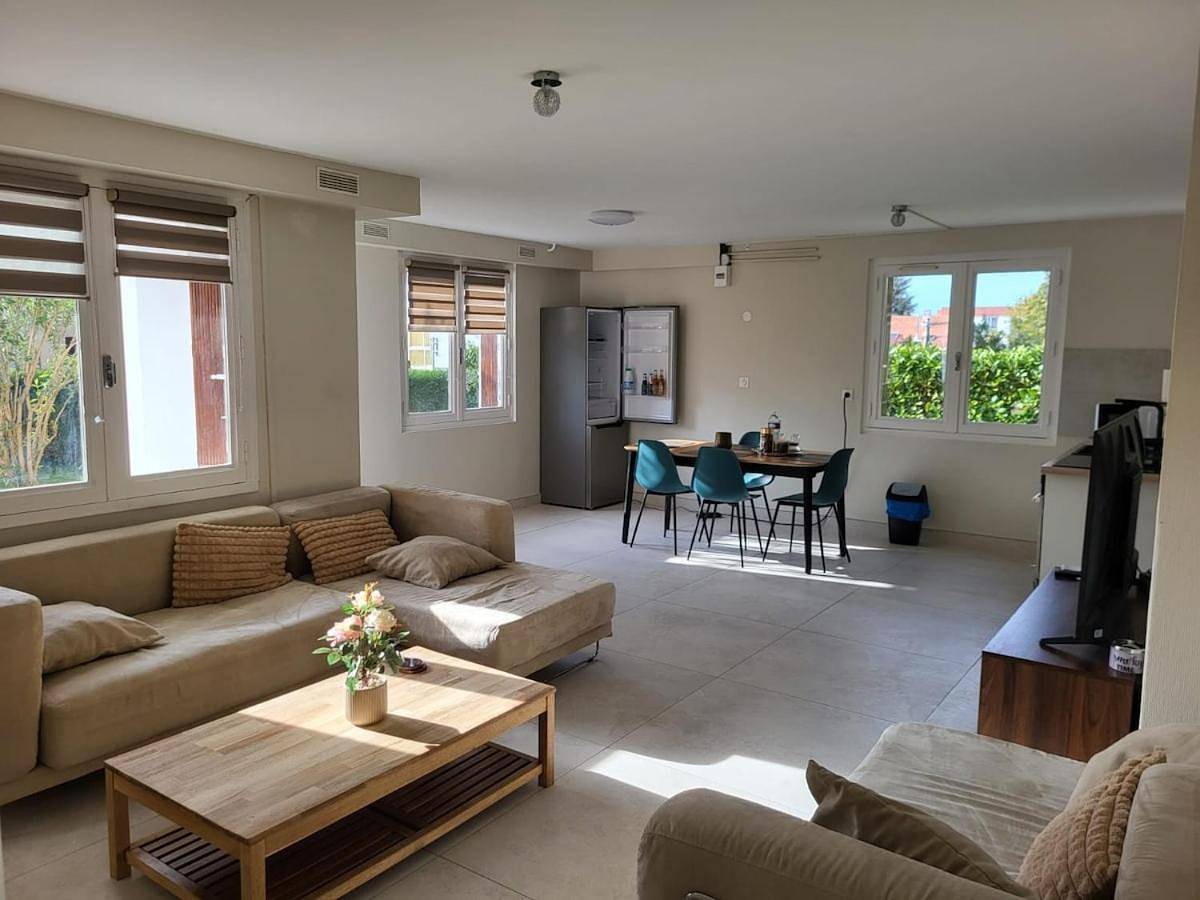 Appartement entier, Logement paisible avec jardin, accès plain pied sans escalier, parking et Wifi in Roche-la-Molière, Loire