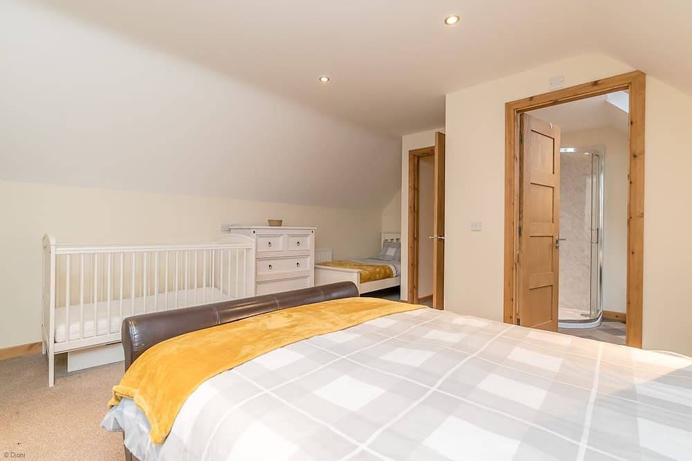 Three Bedroom Lodge with Hot Tub and Log Fire | Maes-Artro-Lodge in Llanbedr, Snowdonia