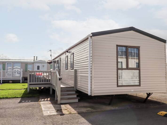 Caravan for 6 people, with Pool in Towyn