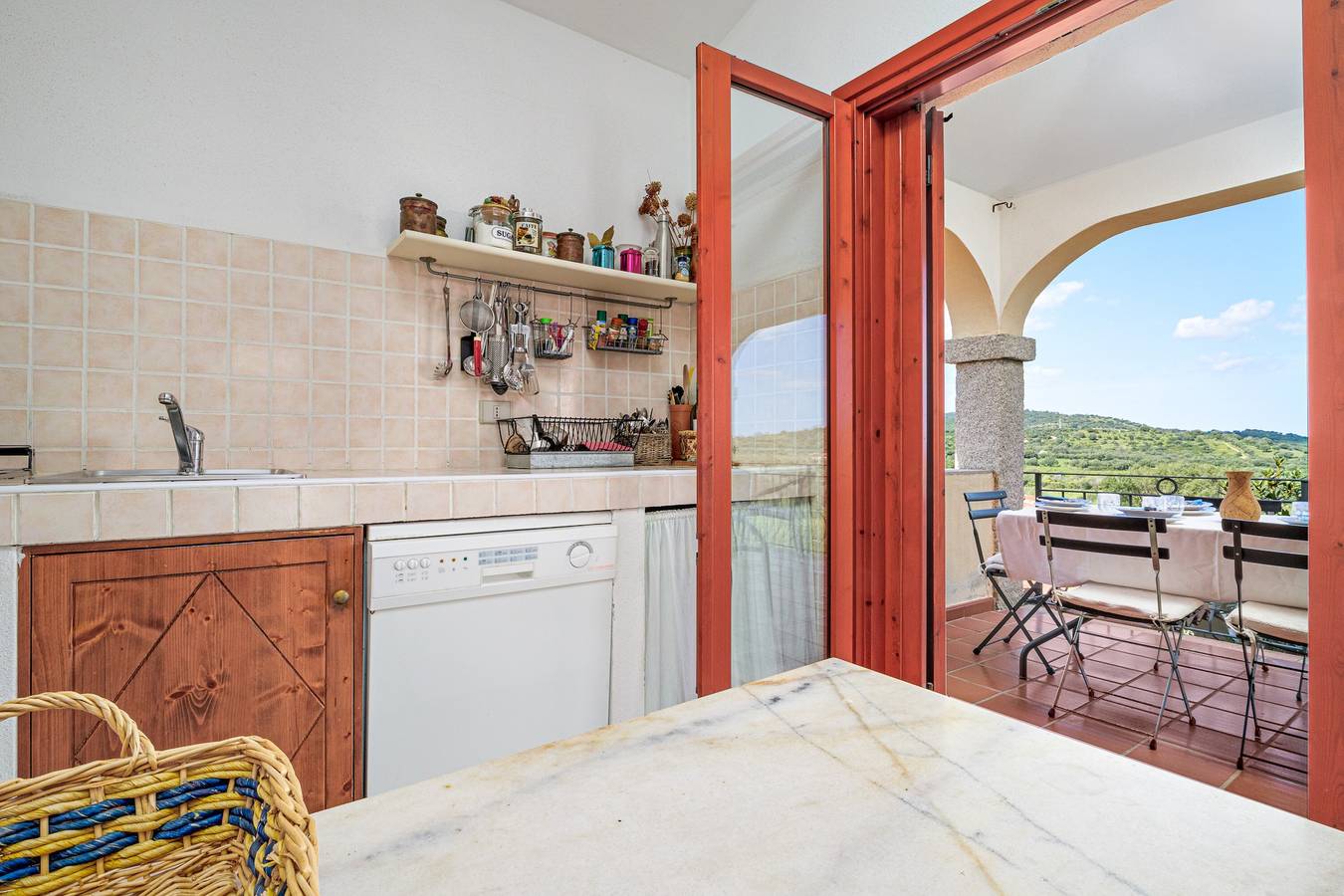 Entire apartment, Apartment 'Trilo Panorama' with Sea View, Private Terrace and Air Conditioning in Straulas, San Teodoro