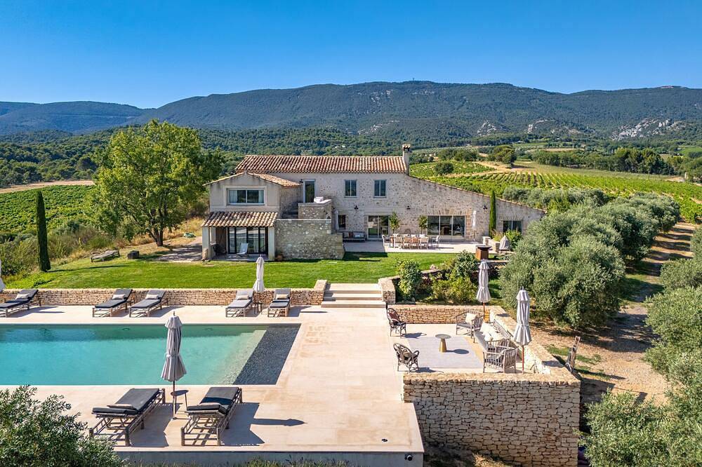 Domaine de la Colline – Provencal Stone House in Luberon with Heated Pool & A/C in Cabrières-d'Aigues, Parc naturel régional du Luberon