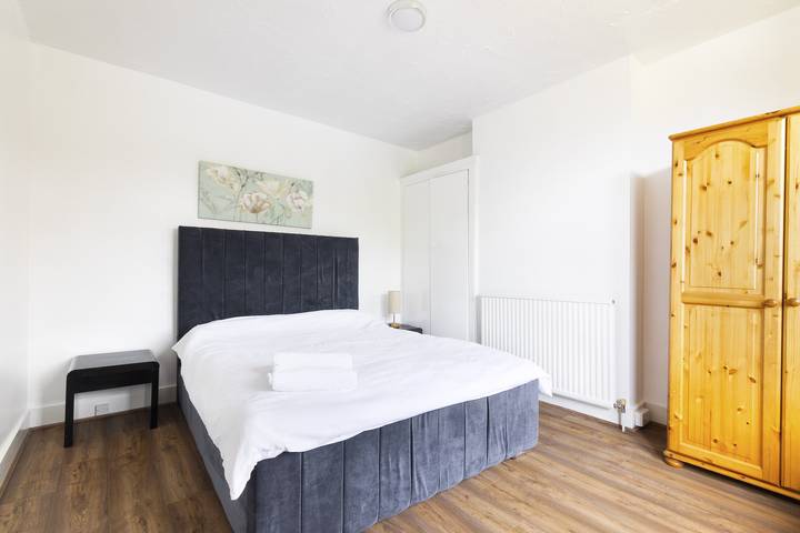 Lux 8Br Thamesfront Villa w/ Yacht & Sauna in Berkshire