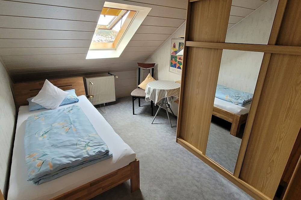 Entire apartment, Gepflegte Dachgeschosswohnung im 2-familienhaus in Ruhiger Wohnlage in Bad Kissingen, Rhön-Bayern