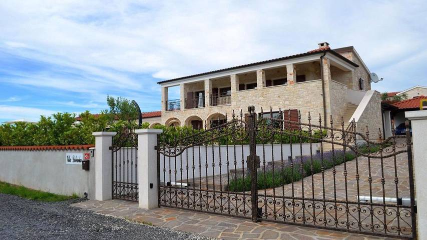 Ferienhaus für 10 Personen, mit Balkon und Terrasse sowie Garten und Pool