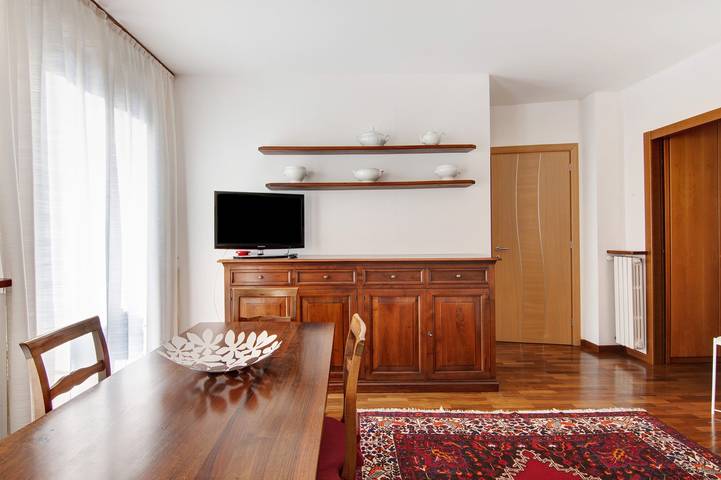 Apartamento inteiro, Apartamento 'Bossi View' com vista para a montanha, acesso Wi-Fi e ar condicionado in Chiavenna, Valtellina