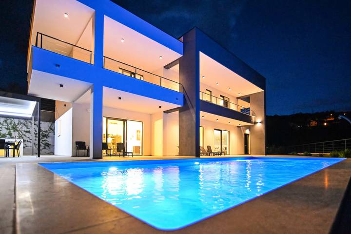Villa pour 8 personnes, avec piscine et jacuzzi ainsi que balcon et jardin dans Grad Opatija