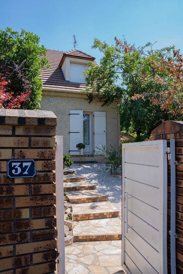 Location de vacances pour 2 personnes, avec Jacuzzi et Terrasse ainsi que Jardin et Sauna à Viry-Châtillon - 2
