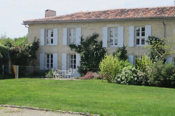 Gîte pour 8 personnes, avec jardin et terrasse à Dampierre-sur-Boutonne